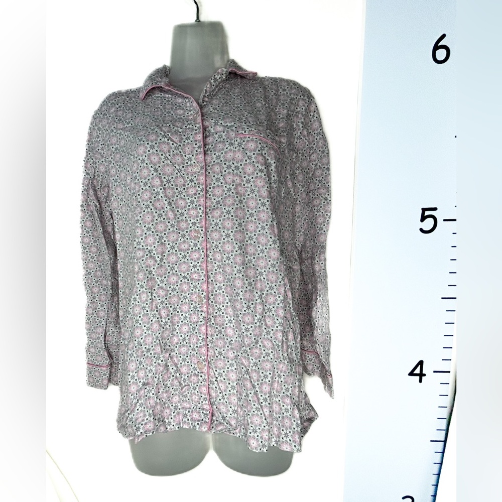 Victoria's Secret Pink Gray‎ Snowflakes on White Pajama Top XS Long